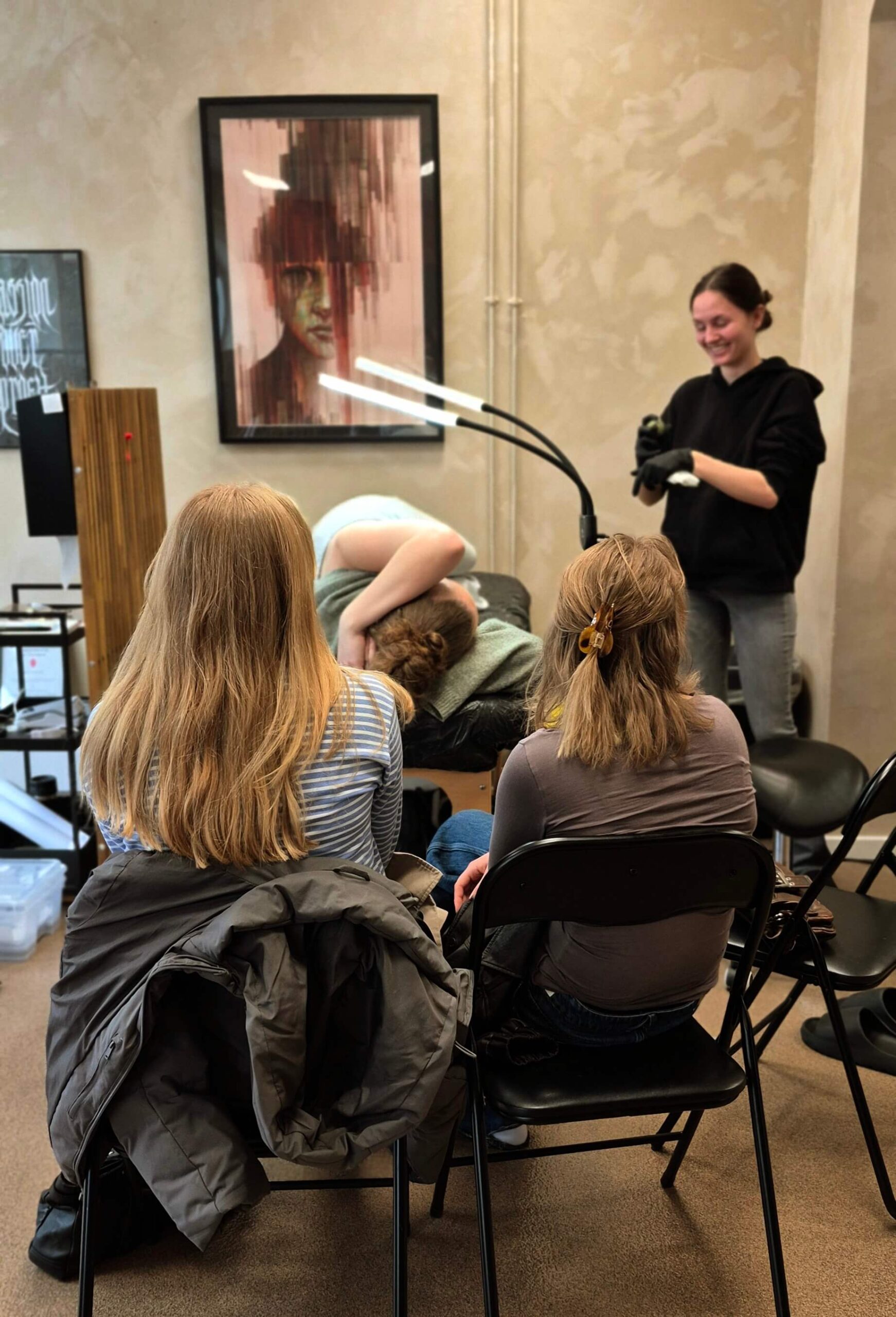 Venner hygger sammen under tatovering hos Timeless Studio i Roskilde