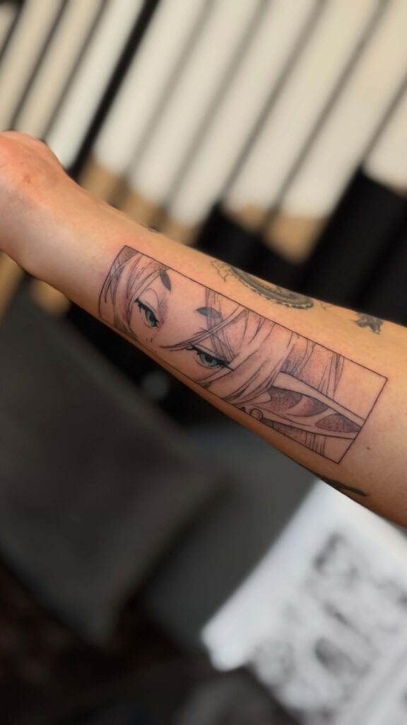 Anime tatovering med kvindeansigt på arm – Timeless Studio Roskilde