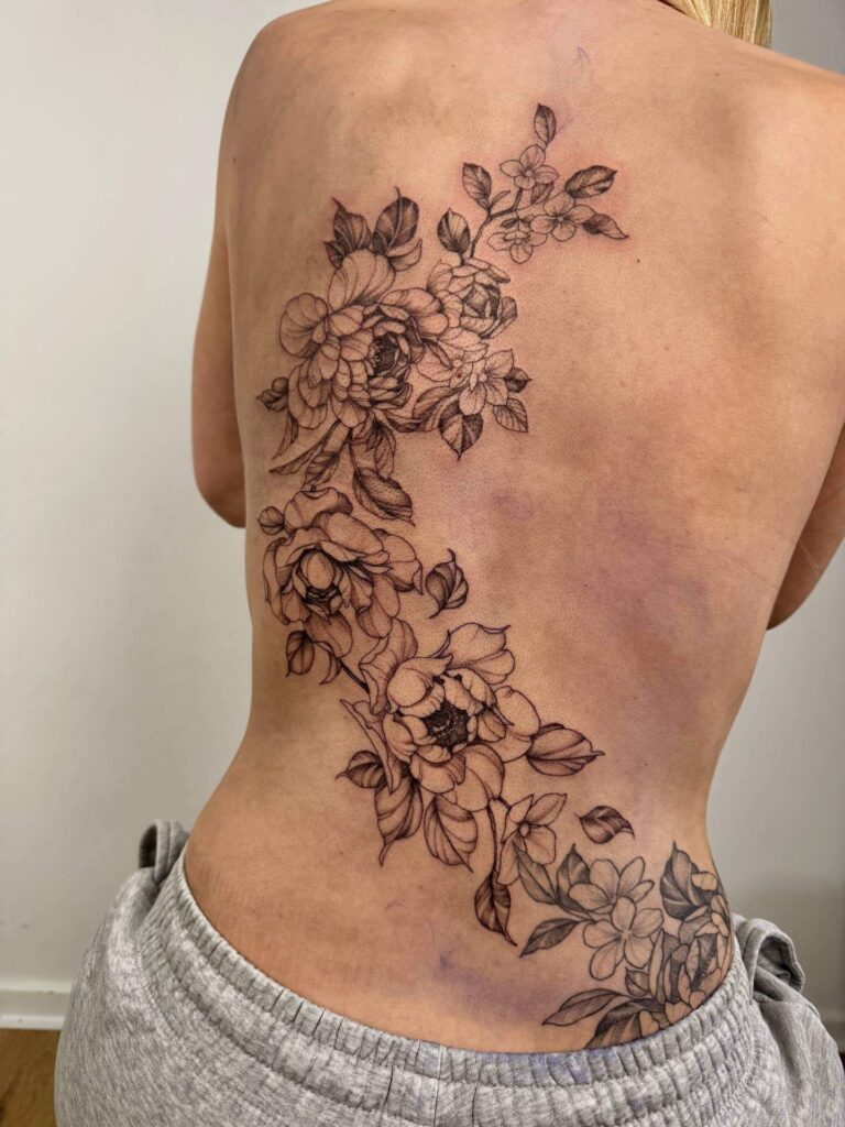 Fineline blomster-tatovering på hele ryggen – Timeless Studio Roskilde