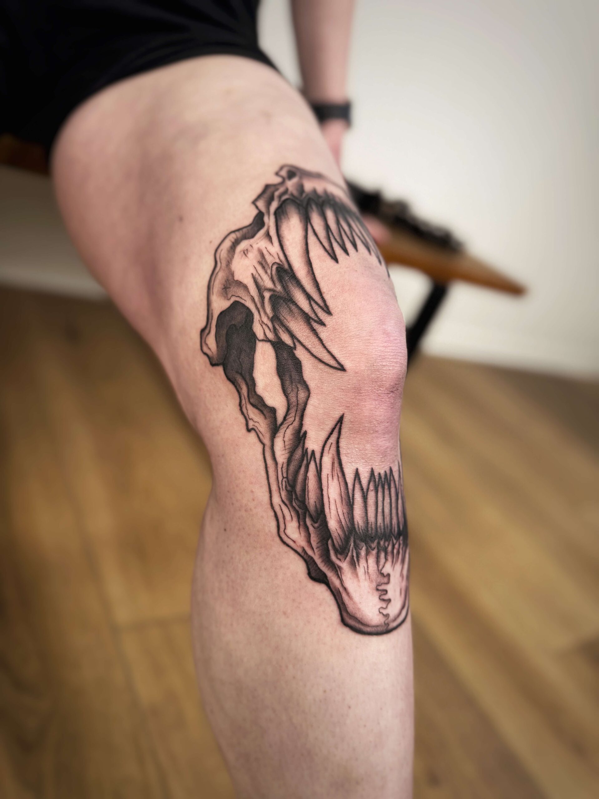 Blackwork tatovering med dyrekranium på lår – Timeless Studio Roskilde