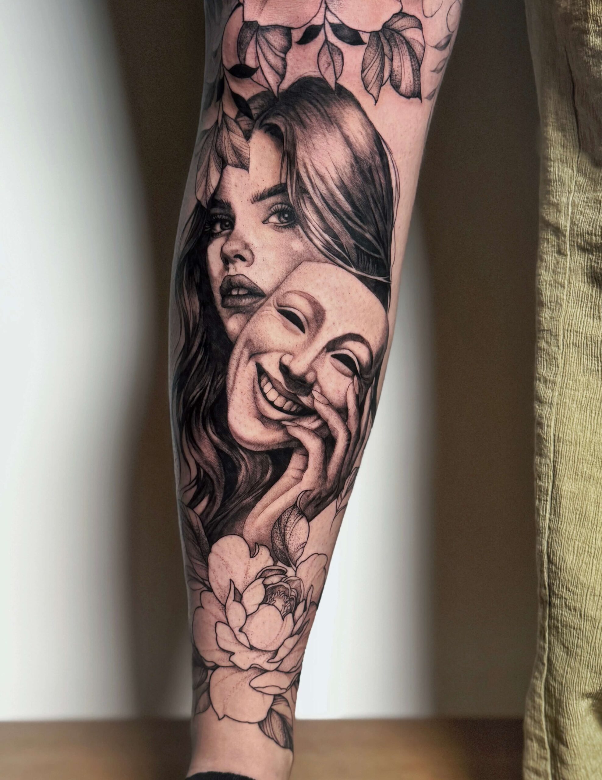 Realistisk tatovering med to kvindeansigter og blomster på arm – Timeless Studio Roskilde