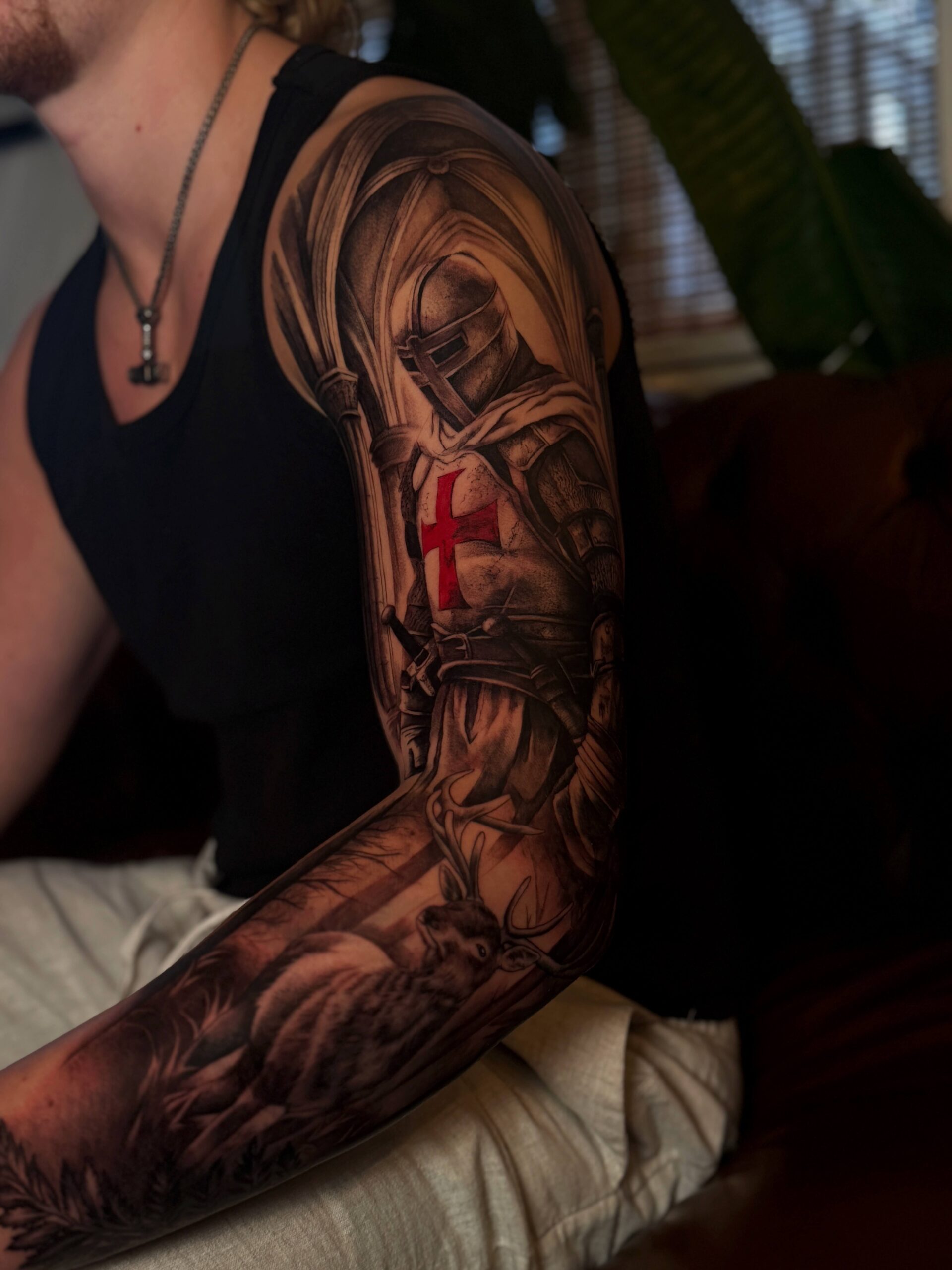 Realistisk tatovering med korsfarer-ridder på overarm – Timeless Studio Roskilde