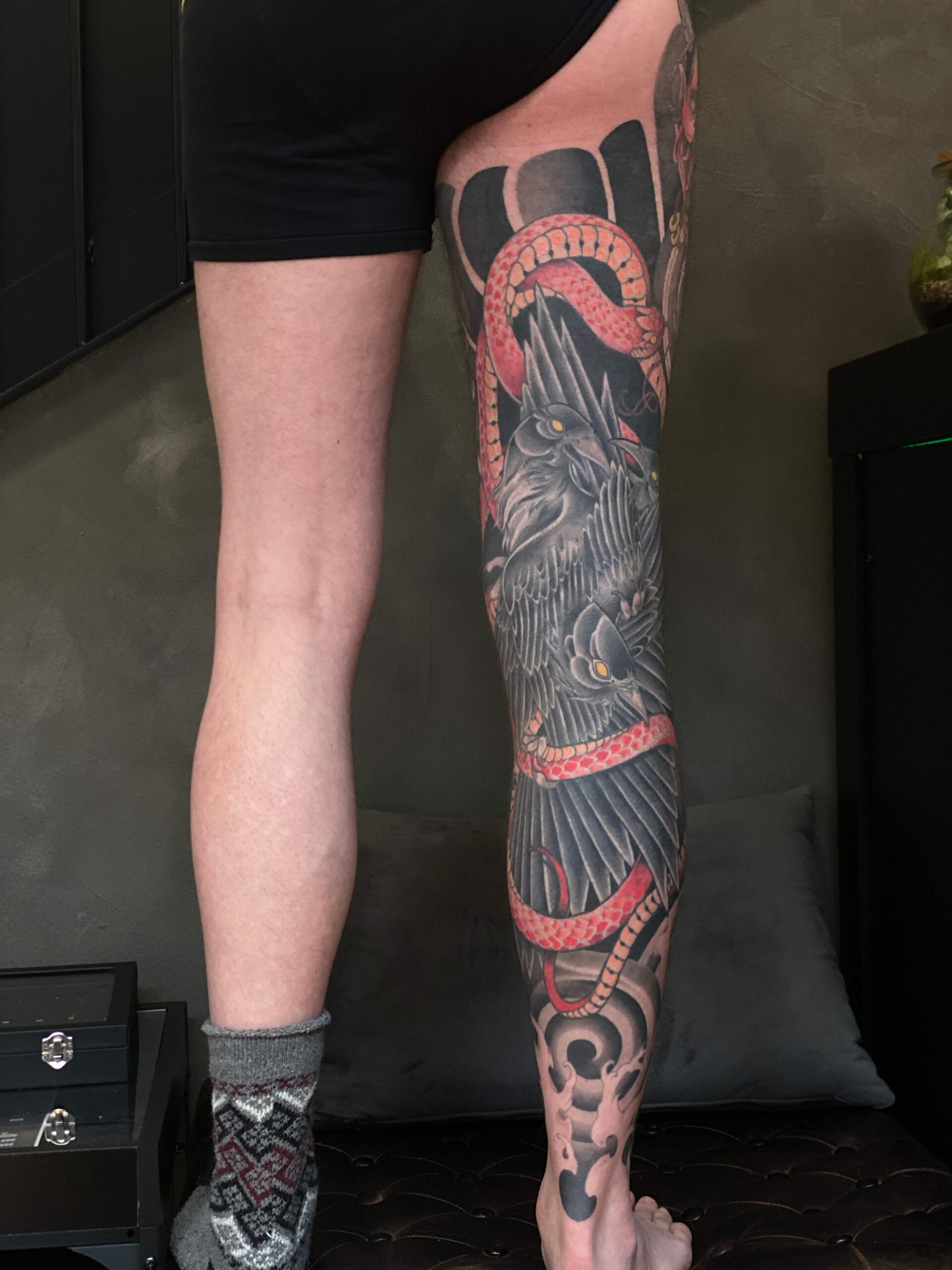 Japansk inspireret tatovering med ulv og slange på ben – Timeless Studio Roskilde